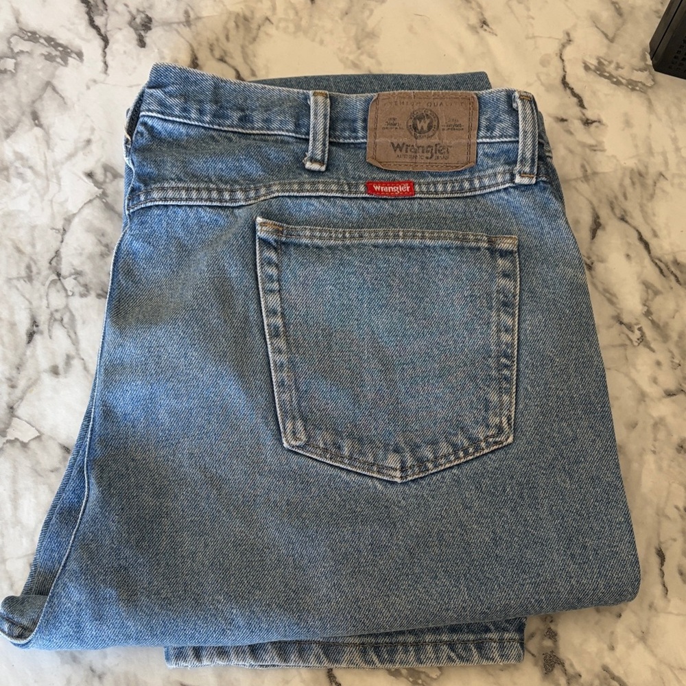 Wrangler Men's Light Blue Relaxed Fit Jeans